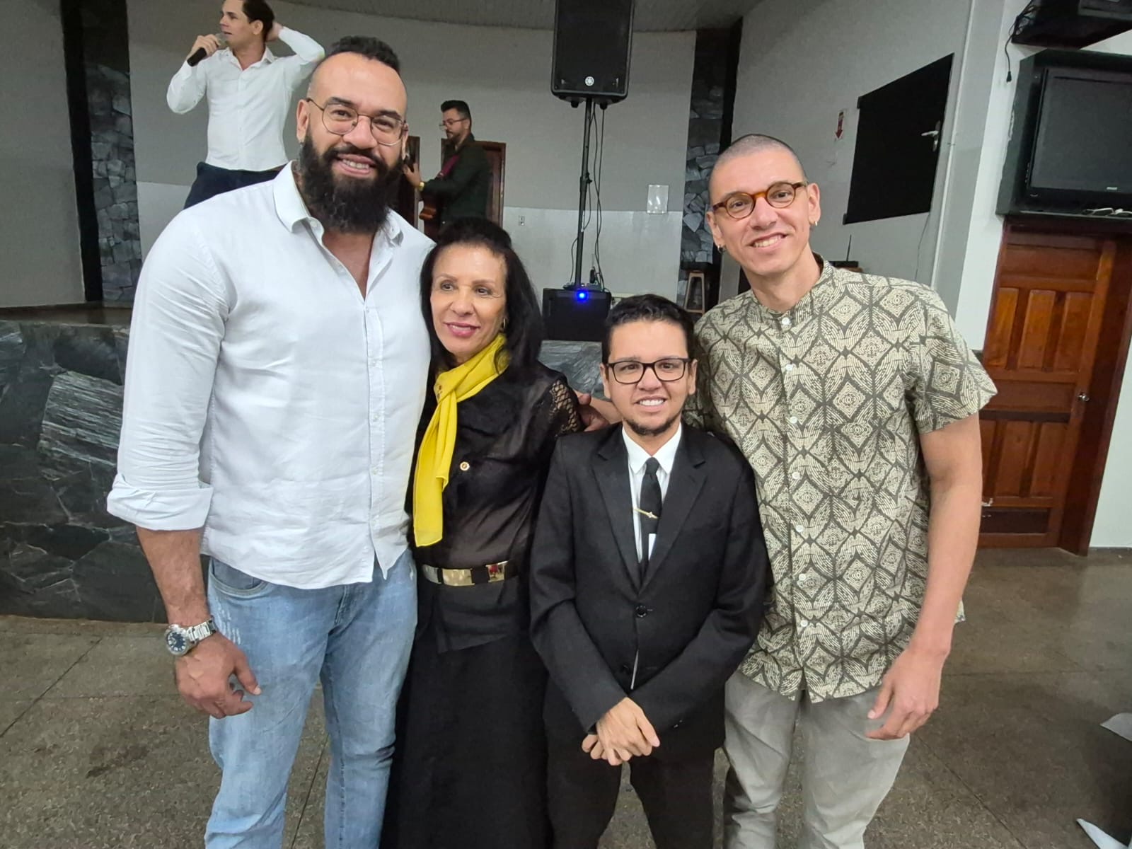 Cida com amigos em um momento de celebração